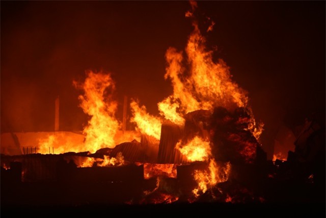 Thanh Hóa: Xưởng bông vải sợi bất ngờ bốc cháy trong đêm