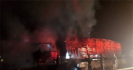 Xe chở gỗ bạch đàn cháy ngùn ngụt trên quốc lộ