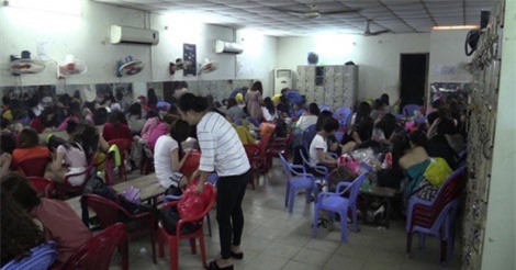 Hơn 100 tiếp viên mặc khiêu gợi phục vụ khách karaoke