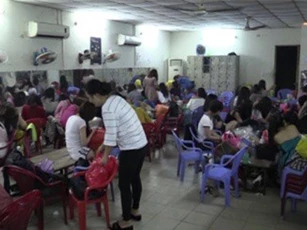Hơn 100 tiếp viên mặc khiêu gợi phục vụ khách karaoke