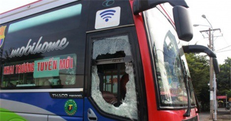 Nhóm côn đồ táo tợn đập phá xe khách, đánh phụ xe trọng thương