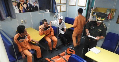 Tàu SAR-412 vượt sóng, kịp thời cứu ngư dân nguy kịch trên biển