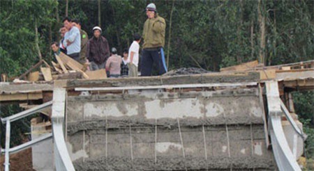 Tuyên Quang: Sập cầu đang thi công, 3 công nhân mất tích