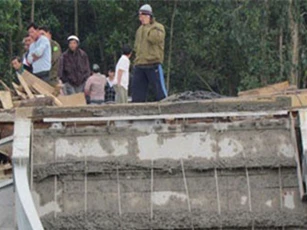 Tuyên Quang: Sập cầu đang thi công, 3 công nhân mất tích