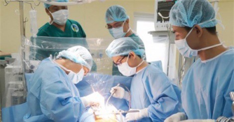 Báo động đỏ nội viện, cứu sống bệnh nhân bị đâm thủng tim phổi