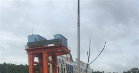 Ngăn dòng chảy, khoan bê tông tìm kiếm 3 công nhân mất tích