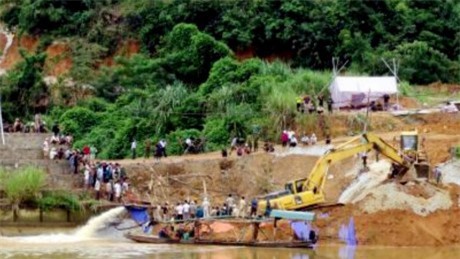 Sập cầu ở Tuyên Quang: Ngóng tin 3 nạn nhân bị vùi lấp