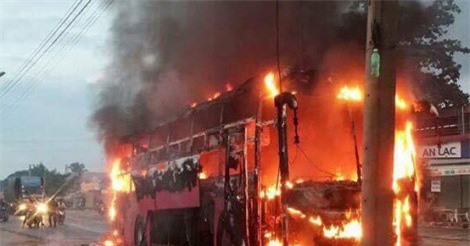 Xe giường nằm bốc cháy ngùn ngụt, 30 hành khách may mắn thoát nạn