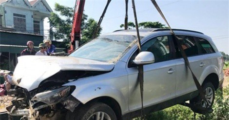 Audi Q5 lao xuống ruộng, đầu xe biến dạng hoàn toàn