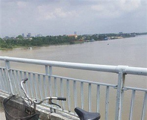 Bỏ xe đạp trên cầu, cô gái gieo mình xuống sông tự vẫn