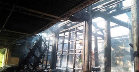 Lửa lớn thiêu rụi ngôi đền cổ ở Nghệ An