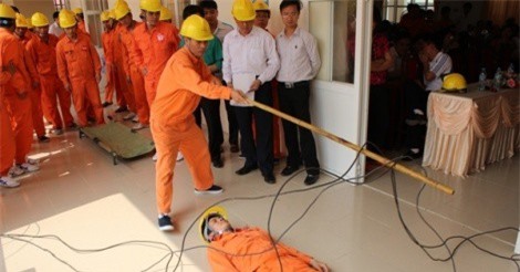 Nữ công nhân may bị điện giật, ngã xuống nền xưởng tử vong 