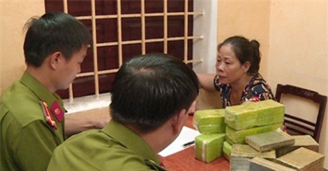 Thanh Hóa: Bắt quả tang "nữ quái" mang 15 bánh heroin trên xe khách