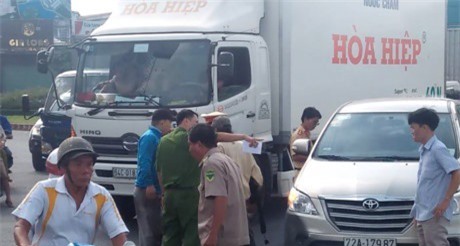 Bố va chạm giao thông rồi cự cãi, con trai kéo người đến hành hung?