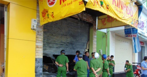 Cháy cửa hàng đồ chơi, người dân phá cửa cứu 3 người thoát nạn