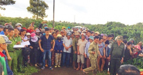 Chồng đâm vợ 36 nhát dao: Gia đình đưa thi thể nghi phạm về mai táng 
