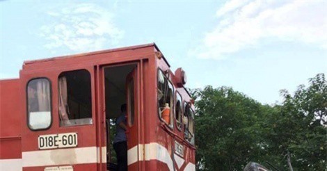 Hà Nội: Tai nạn đường sắt kinh hoàng, xe tải nát như sắt vụn