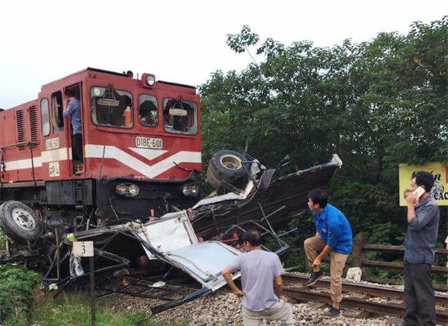 Hiện trường kinh hoàng vụ tai nạn đường sắt ở Nhị Khê, Thường Tín