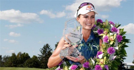 Lexi Thompson đổ sữa lên đầu mừng chiến thắng theo truyền thống của Indianapolis 500
