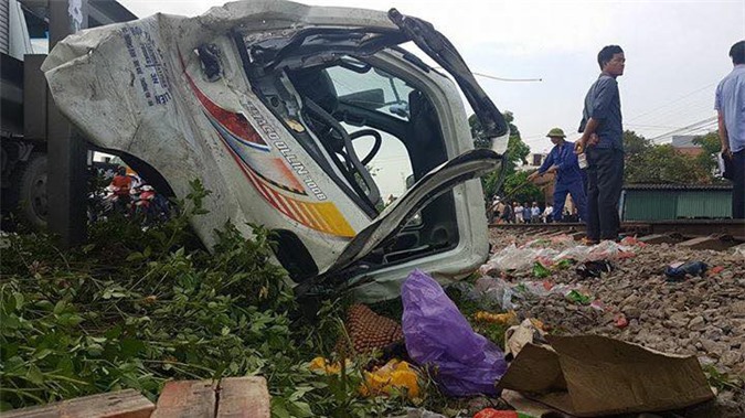 Tai nạn đường sắt ở Thường Tín: Tài xế thoát chết trong tích tắc