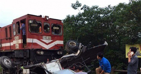 Tàu hỏa đâm nát xe tải ở Thường Tín: Tiết lộ nguyên nhân ban đầu 