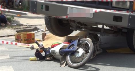 Va chạm xe ô tô tải, hai ông cháu tử vong trên đường đến trường