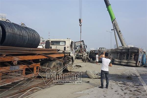 Hà Nội: Xe bồn tông xe đầu kéo, chắn ngang đường vành đai 3