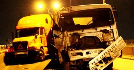 Tai nạn liên hoàn trên cầu Phú Mỹ, 3 container biến dạng