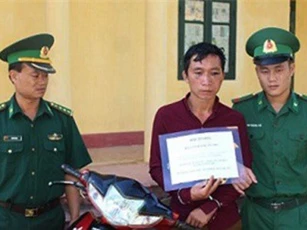 Thanh Hóa: Bắt kẻ vận chuyển gần 2.000 viên hồng phiến