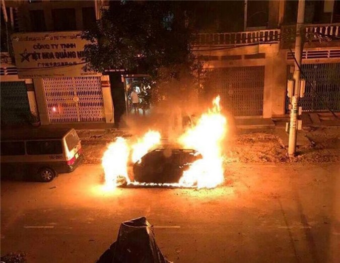 "Xế hộp" Mercedes GLC 250 bất ngờ cháy rụi trong đêm