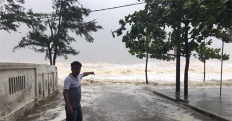 Bão số 10 gần bờ, phong tỏa QL1A đoạn Hà Tĩnh - Quảng Bình