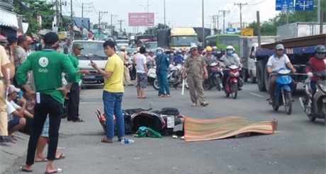 Người dân truy đuổi xe container cán chết tài xế Grabbike bỏ chạy