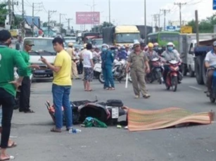 Người dân truy đuổi xe container cán chết tài xế Grabbike bỏ chạy