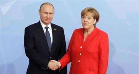 Putin đề xuất gửi binh lính tới Ukraine, Merkel lên tiếng