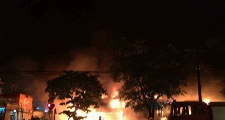 Siêu thị ở Hà Nội bốc cháy dữ dội trong đêm mưa lớn