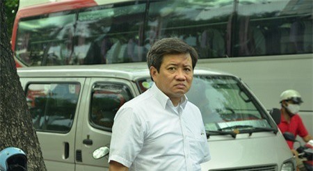 Mặc kệ mưa bão, ông Đoàn Ngọc Hải tiếp tục xử lý vi phạm vỉa hè