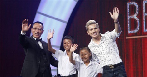 MC Lại Văn Sâm dành tặng món quà bất ngờ cho cậu bé nhà nghèo