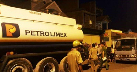 Thông đồng với tài xế xe bồn, nhóm đối tượng rút trộm xăng dầu máy bay