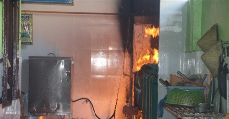 Cháy bếp trường mầm non, hàng trăm trẻ sợ hãi khóc