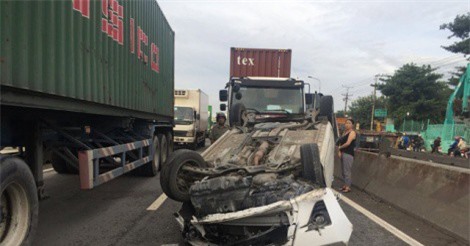 Container húc văng ôtô 4 chỗ, 2 vợ chồng hoảng loạn kêu cứu