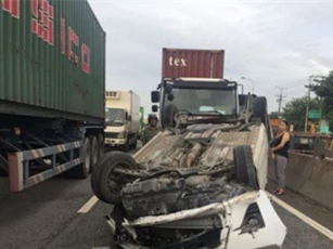 Container húc văng ôtô 4 chỗ, 2 vợ chồng hoảng loạn kêu cứu