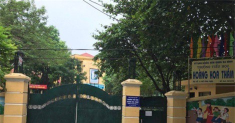 Kinh hoàng khay đựng thức ăn đầy giòi của học sinh Hà Nội