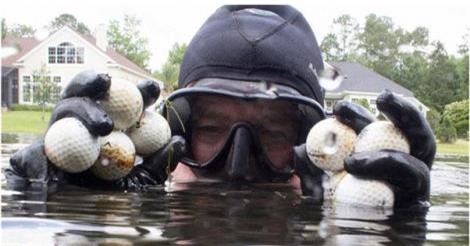 Lặn tìm bóng golf: Tưởng không khó mà khó không tưởng!