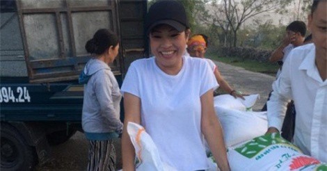 Phương Thanh vui vẻ đi từ thiện sau khi tiết lộ tin về bố bé Gà