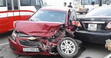 Tai nạn liên hoàn trên cầu Thăng Long, nhiều "xế hộp" hư hỏng nặng