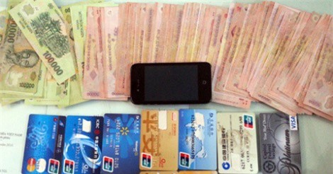 Người dân vây bắt 2 đối tượng dùng thẻ ATM giả rút tiền tại Sài Gòn