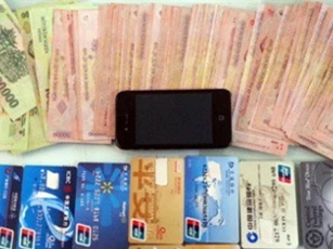 Người dân vây bắt 2 đối tượng dùng thẻ ATM giả rút tiền tại Sài Gòn