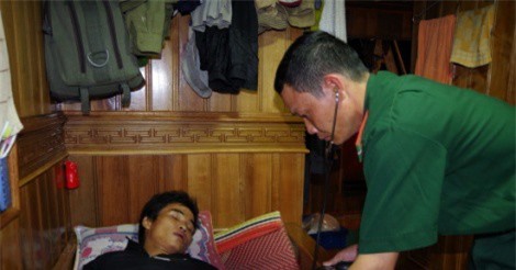 Tàu cá cùng 10 ngư dân ở Thanh Hóa đã cập bến an toàn 