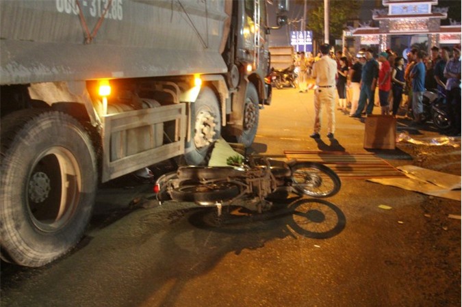 Vợ khóc ngất bên thi thể chồng sau tai nạn giao thông