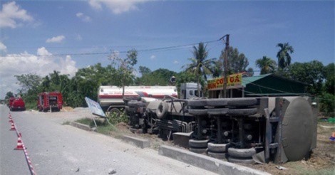 Xe bồn chở hơn 46.000 lít dung môi lật ngang đường lúc rạng sáng